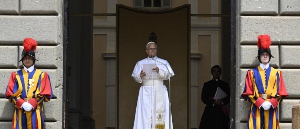 León XIV, en el Ángelus: «Somos la Iglesia de Jesucristo en un mundo atormentado que busca la paz»